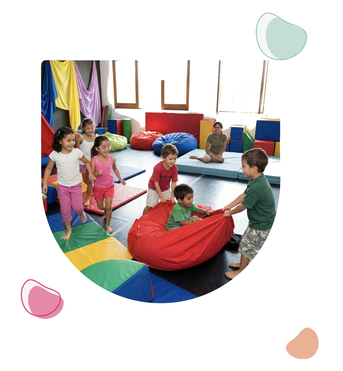 Maestra jugando con niños en el aula